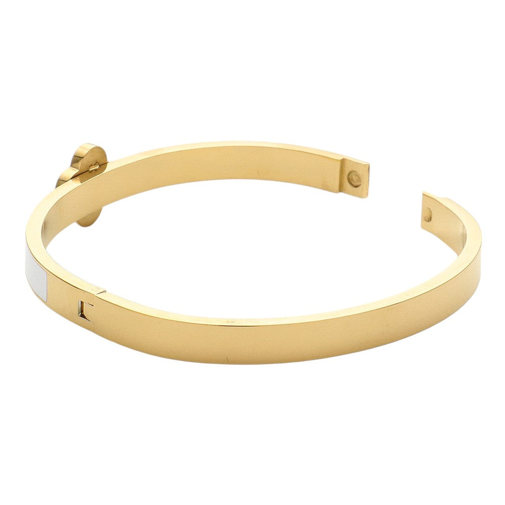 Gold Green Quatrefoil Pointed Stainless Steel Hinged Bracelet is a versatile and durable accessory. With its unique quatrefoil pointed design, it adds an elegant touch to any outfit. Made of high-quality stainless steel, it is both functional and stylish. A perfect choice for fashion-forward individuals.
