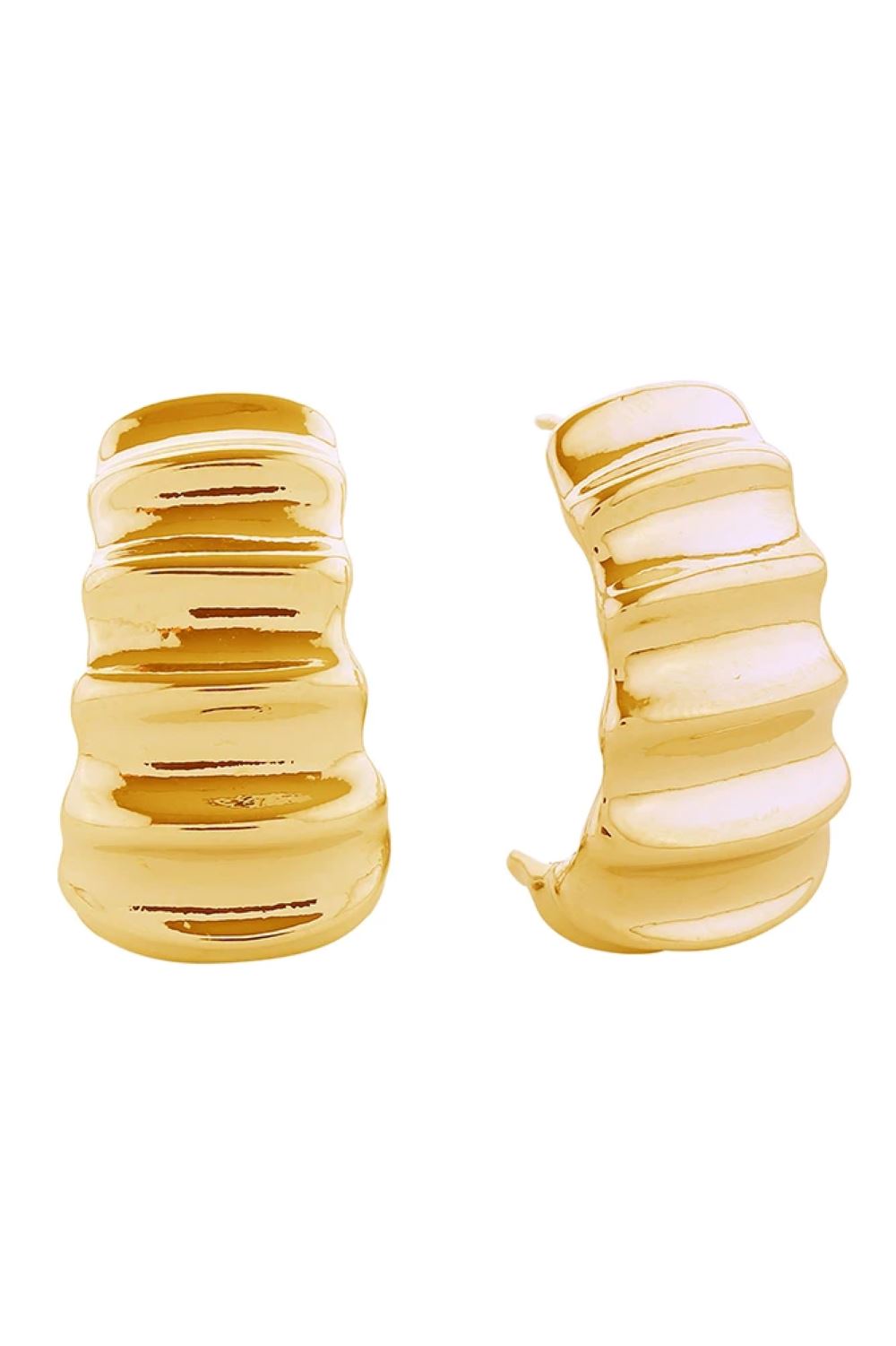 Gold Elegant 14K ribbed wave post earrings featuring a timeless curved design. Crafted from hypoallergenic brass, these earrings are perfect for sensitive skin and everyday wear. With a 2.5cm diameter, they offer a subtle yet sophisticated statement. Lead and nickel compliant for safe, worry-free styling.