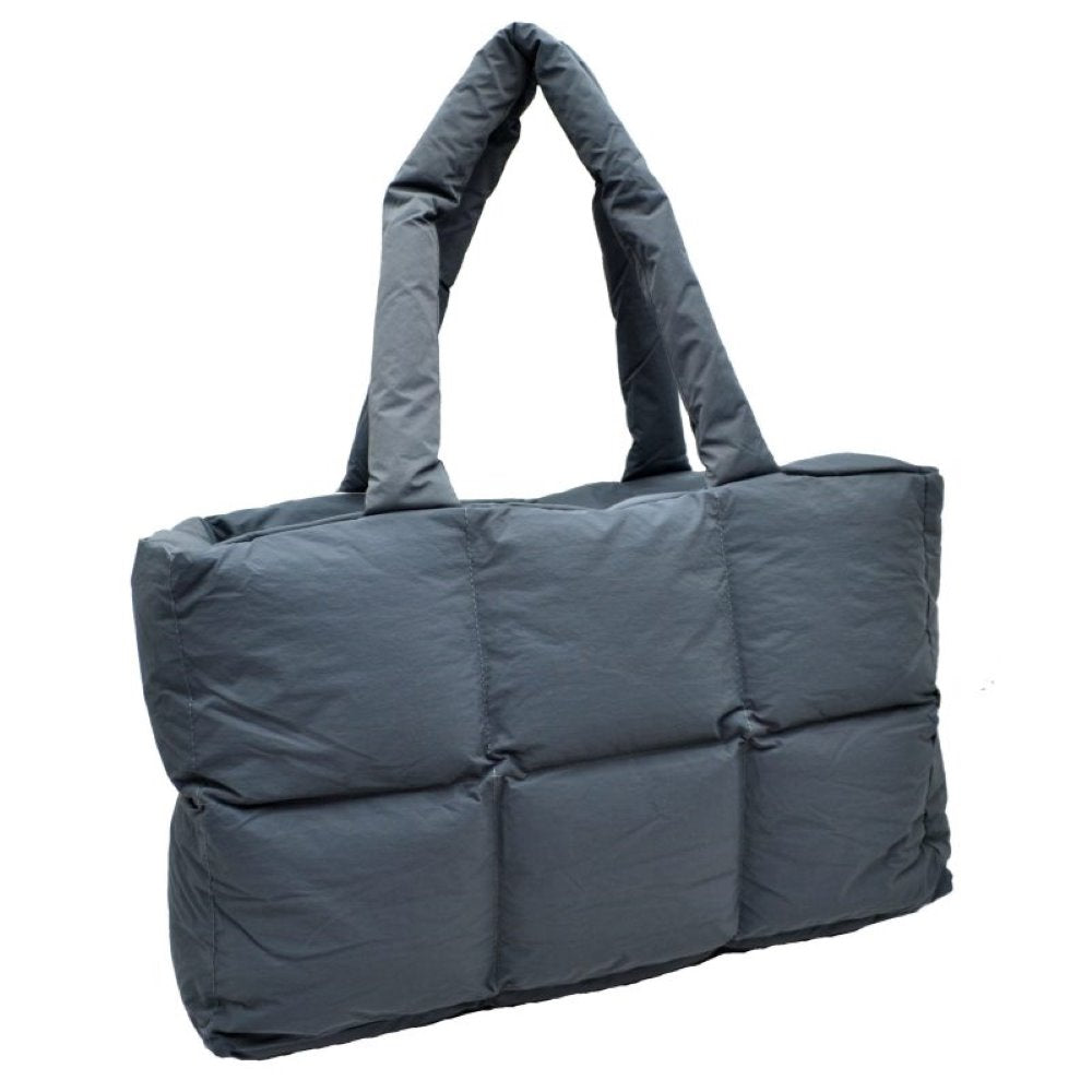 Grey Meet your new go-to everyday companion with this Chic Quilted Puffer Tote Bag. This oversized puffer tote perfectly blends streetwear style with practical, lightweight functionality, making it ideal for travel, work, gym gear, or daily errands.