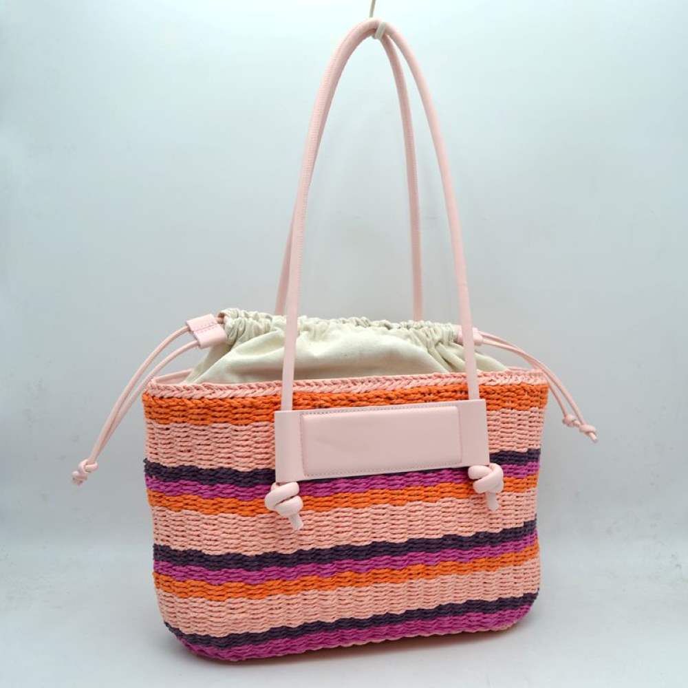 Rainbow Capture the ultimate warm-weather aesthetic with this gorgeous woven straw market tote. Perfectly blending a relaxed, organic texture with contemporary faux-leather accents, this shoulder bag is your ideal companion for beach getaways, local farmers' markets, or sunny vacation strolls.