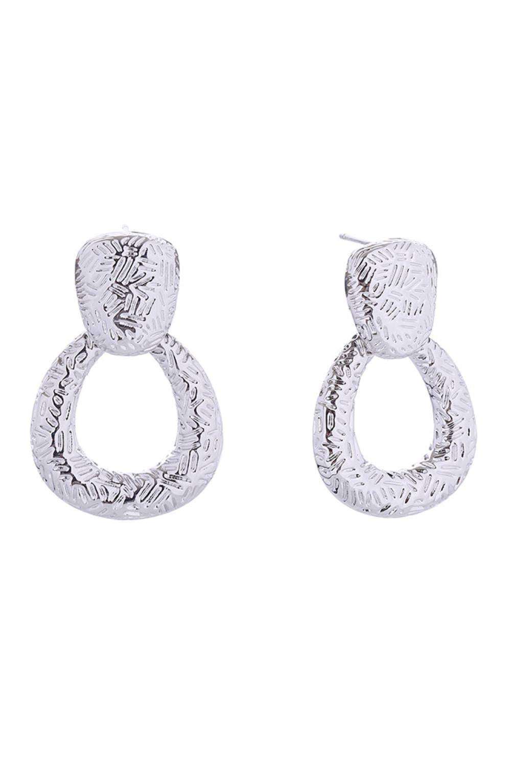 White Gold Elevate your everyday elegance with these timeless door knocker post earrings. Crafted from hypoallergenic brass with a luxurious 14K gold or white gold dip finish, these 3.3cm earrings deliver sophisticated style without compromise. Lead and nickel compliant for sensitive skin, made with precision in Korea. A versatile essential that transitions seamlessly from day to night.