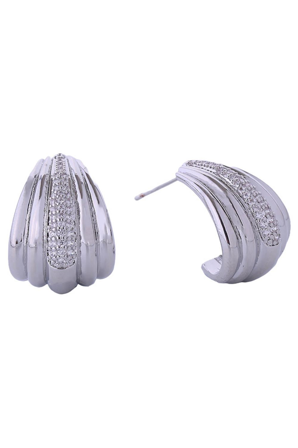 White Gold Elevate your everyday elegance with these stunning 14K Gold/White Gold Dipped Hera Pave CZ Post Earrings. Crafted from quality brass and adorned with sparkling cubic zirconia, these petite 2.2cm studs deliver maximum brilliance with minimal fuss. Hypoallergenic design ensures comfort for sensitive ears, while lead and nickel compliance guarantees safety and peace of mind.