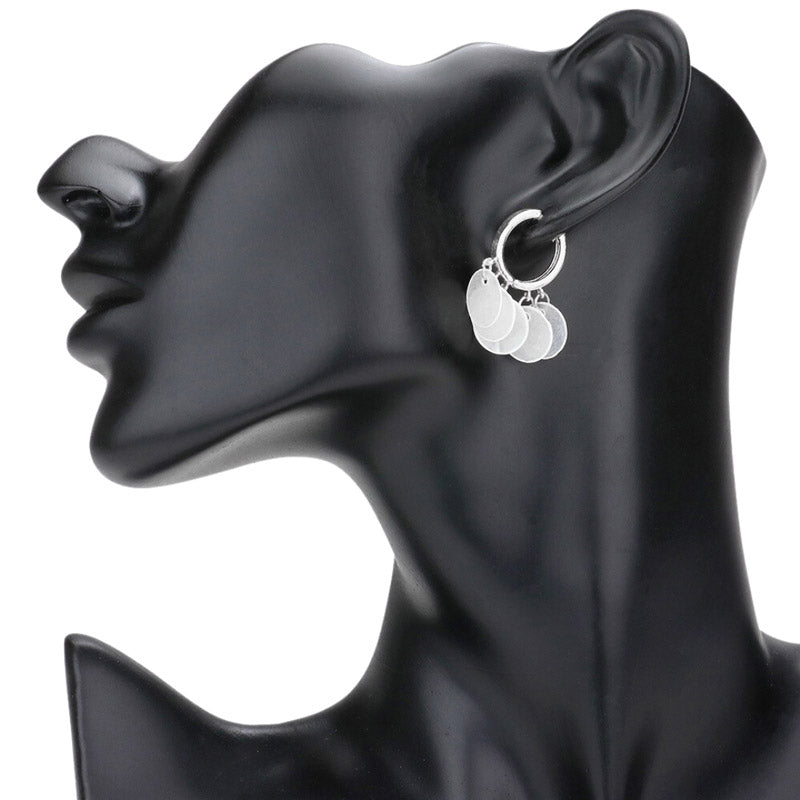 Our Mother of Pearl Link Huggie Hoop Earrings showcase an intricate and eye-catching look. They are crafted from high-quality material, and each is set with a lustrous mother of pearl link that adds subtle elegance. The perfect accessory for any outfit! Perfect for Birthday Gift, Anniversary Gift, Christmas Gift