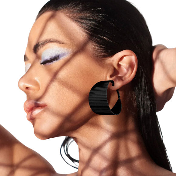 Elevate your style with these Textured Bold Black Metal Hoop Earrings! Crafted with a bold and thrilling texture, these earrings offer a thrilling and adventurous look that will instantly elevate any outfit. Perfect Birthday Gift, Anniversary Gift, Mother's Day Gift, Anniversary Gift, Regalo Cumpleanos, Regalo Navidad
