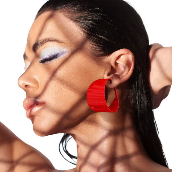 Elevate your style with these Textured Bold Red Metal Hoop Earrings! Crafted with a bold and thrilling texture, these earrings offer a thrilling and adventurous look that will instantly elevate any outfit. Perfect Birthday Gift, Anniversary Gift, Mother's Day Gift, Anniversary Gift, Regalo Cumpleanos, Regalo Navidad