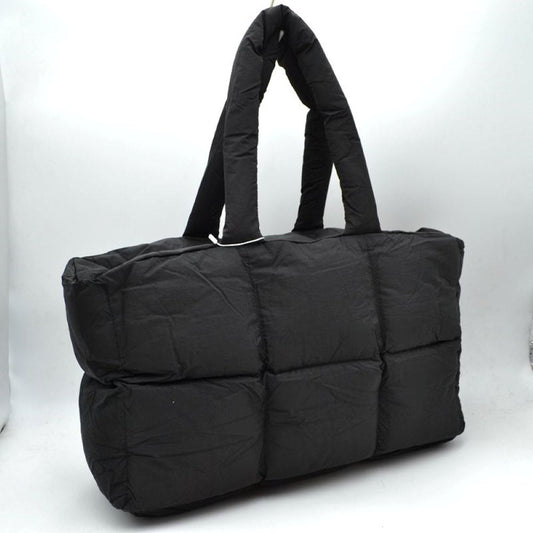 Black Meet your new go-to everyday companion with this Chic Quilted Puffer Tote Bag. This oversized puffer tote perfectly blends streetwear style with practical, lightweight functionality, making it ideal for travel, work, gym gear, or daily errands.