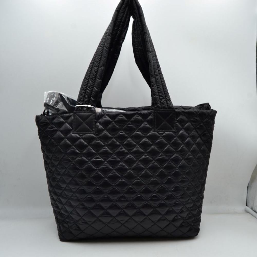 Black This spacious tote bag features a classic diamond-quilted design across its entire body, providing a textured look that is suitable for everyday use. It is equipped with dual wide, padded top handles anchored to the upper panels with reinforced square stitching for comfortable carrying over the shoulder or by hand. 