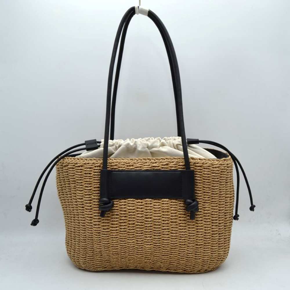 Black Capture the ultimate warm-weather aesthetic with this gorgeous woven straw market tote. Perfectly blending a relaxed, organic texture with contemporary faux-leather accents, this shoulder bag is your ideal companion for beach getaways, local farmers' markets, or sunny vacation strolls.