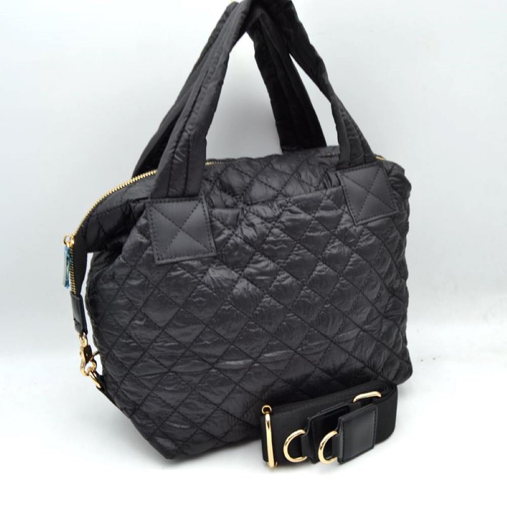 Black Add a touch of sporty sophistication to your daily rotation with the versatile quilted bag. Combining the popular puffer aesthetic with an organized, compact silhouette, this bag is designed to keep up with your busy lifestyle on the go.