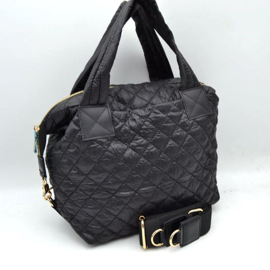 Black Add a touch of sporty sophistication to your daily rotation with the versatile quilted bag. Combining the popular puffer aesthetic with an organized, compact silhouette, this bag is designed to keep up with your busy lifestyle on the go.