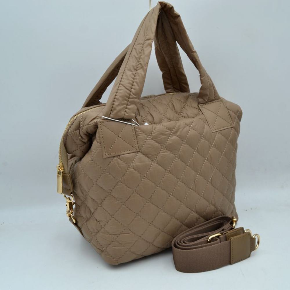 Brown Add a touch of sporty sophistication to your daily rotation with the versatile quilted bag. Combining the popular puffer aesthetic with an organized, compact silhouette, this bag is designed to keep up with your busy lifestyle on the go.