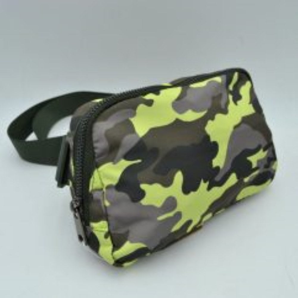 Camo green This minimalist bag features a smooth, clean design ideal for versatile everyday use. The main storage compartment is secured by a curved top zipper with dual pulls for easy access to essentials. A wide, adjustable strap extends from the sides, complete with a matching slider to easily customize the fit for comfortable carrying.