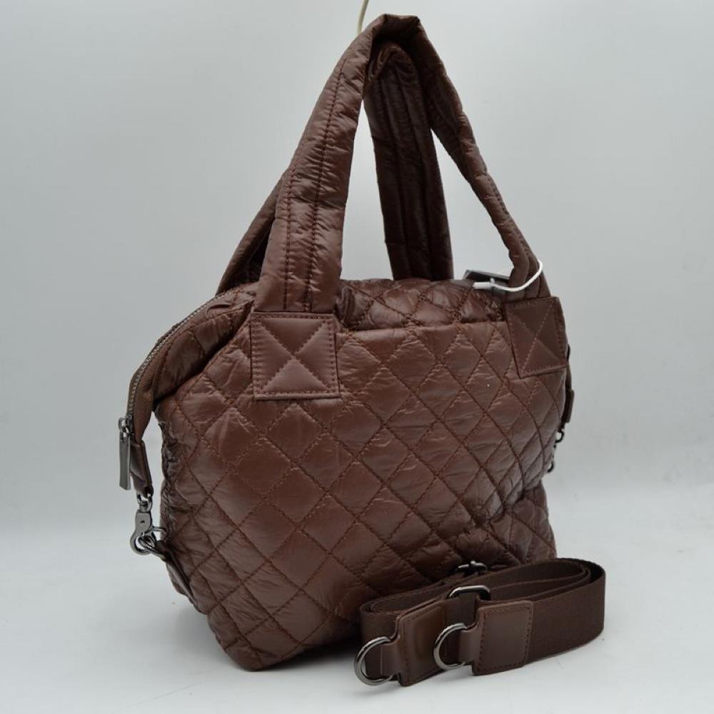 Coffee Add a touch of sporty sophistication to your daily rotation with the versatile quilted bag. Combining the popular puffer aesthetic with an organized, compact silhouette, this bag is designed to keep up with your busy lifestyle on the go.