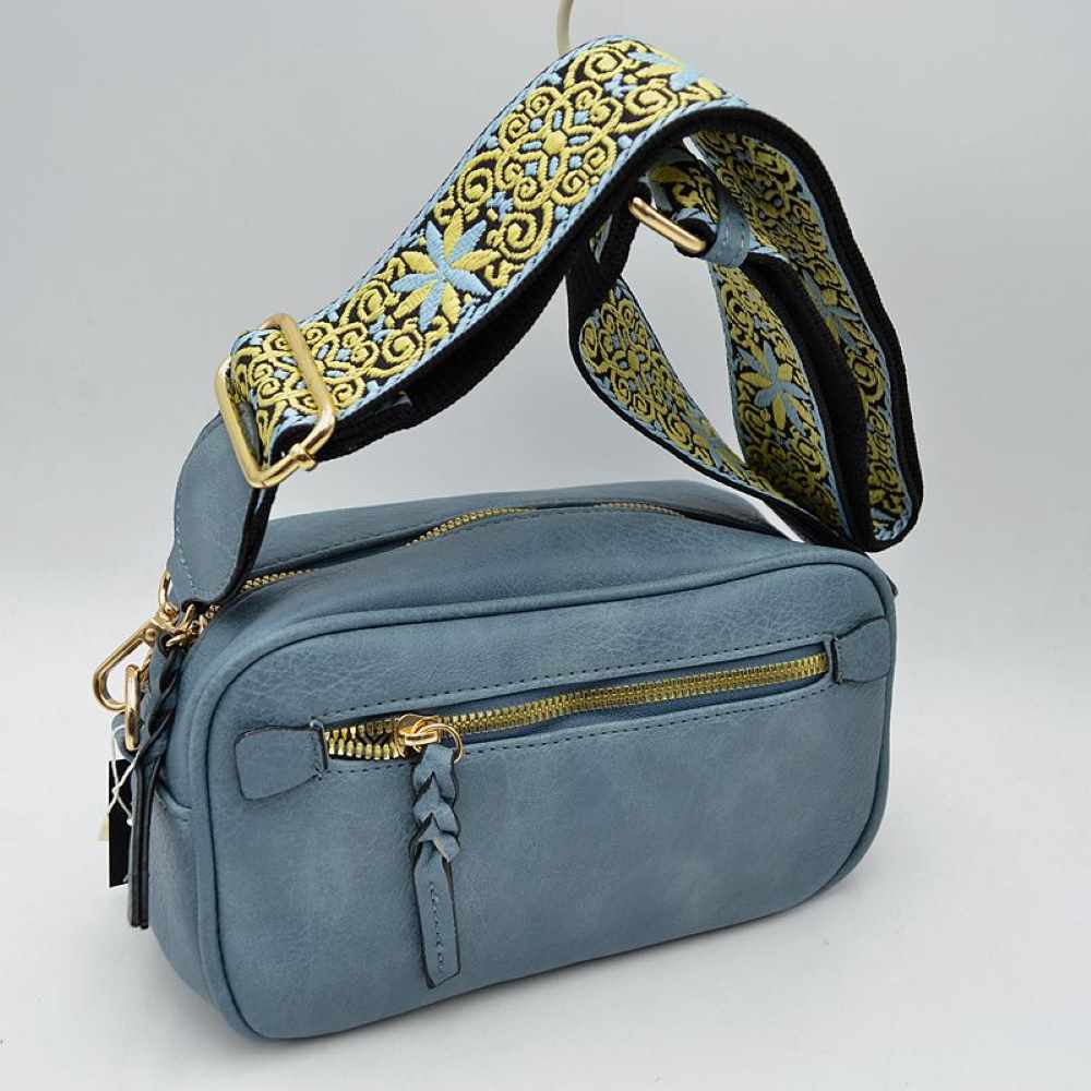 Denim Meet your new daily go-to accessory. The Patterned Strap Camera Bag seamlessly blends classic, structured utility with a vibrant bohemian edge. Lightweight yet spacious, this crossbody bag is designed to keep your hands free and your essentials beautifully organized whether you are traveling, commuting, or heading out for the weekend.