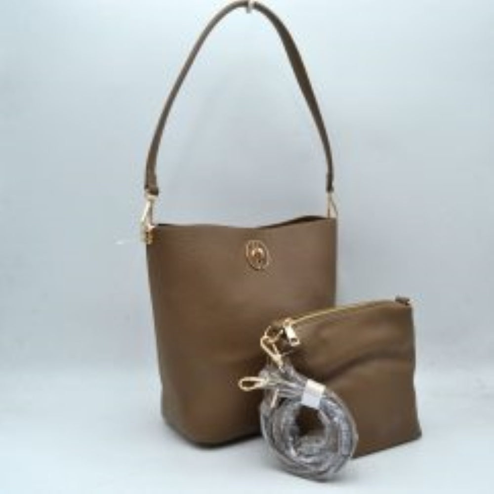 Earth Brown Streamline your daily coordination with this sophisticated and highly versatile handbag set. The main bucket bag features a premium pebbled exterior finish that handles daily use with ease while maintaining an elegant, structured silhouette. A polished, circular metallic turn-lock accent sits prominently on the front, providing an upscale focal point. This functional piece comes paired with a matching