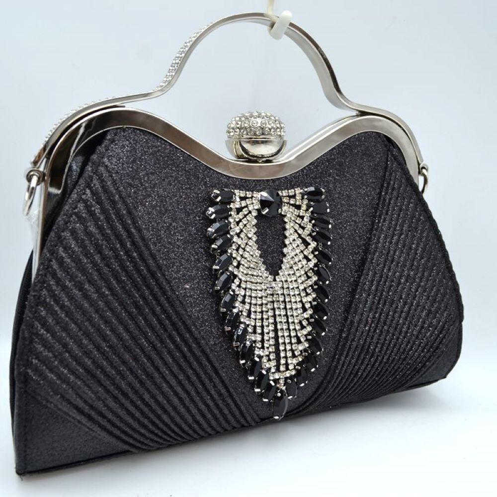 Black Elevate your evening wear with this stunning, sophisticated evening clutch bag. Designed for special occasions, galas, weddings, and formal events, this purse seamlessly blends classic glamour with modern functionality.