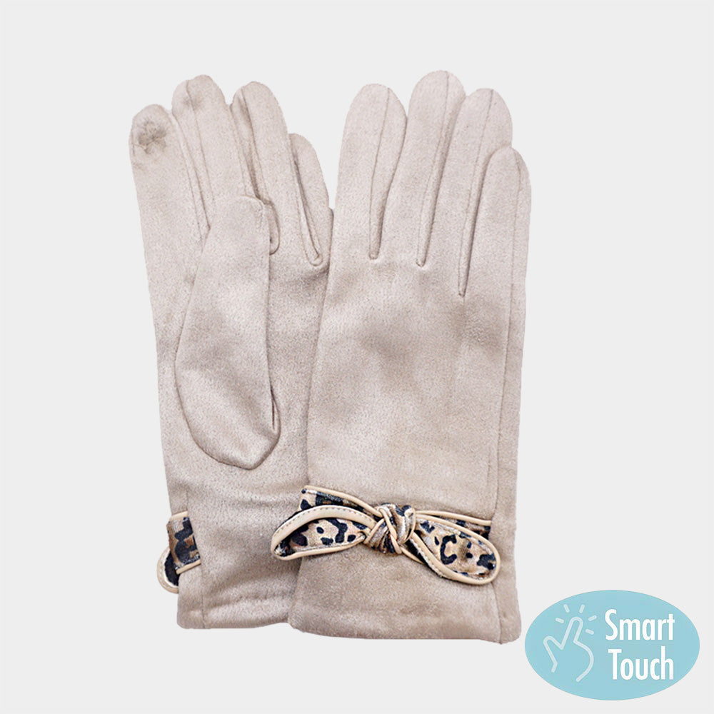 Beige Elegant gloves featuring smart touch technology for easy phone use, paired with a stylish bow accent for a chic finish. Designed to keep hands warm and comfortable, these gloves combine fashion and function, perfect for winter wear or gifting.