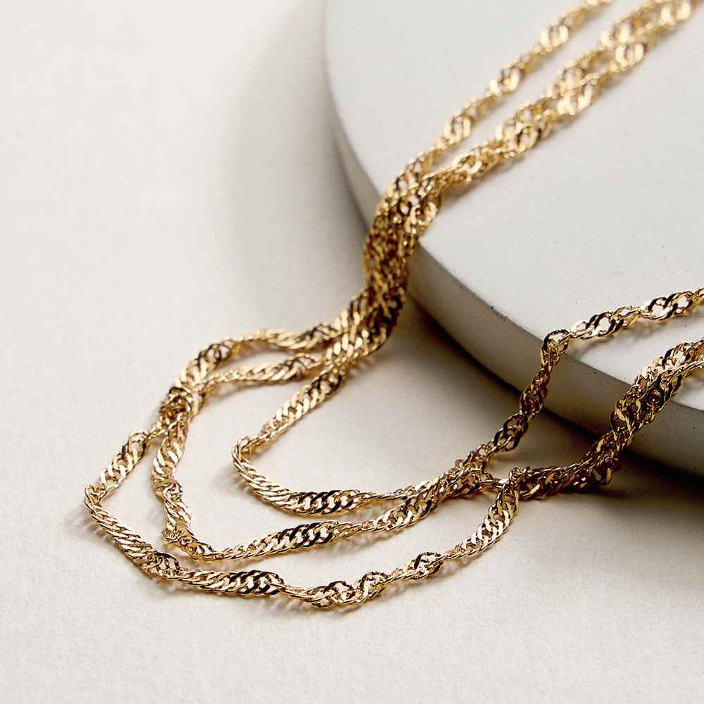 Elegant twisted chain necklace designed with a slim, lightweight silhouette for effortless daily wear. Ideal for layering with other necklaces or wearing alone for subtle shine. A versatile accessory that complements casual outfits, work looks, and minimalist jewelry styling.