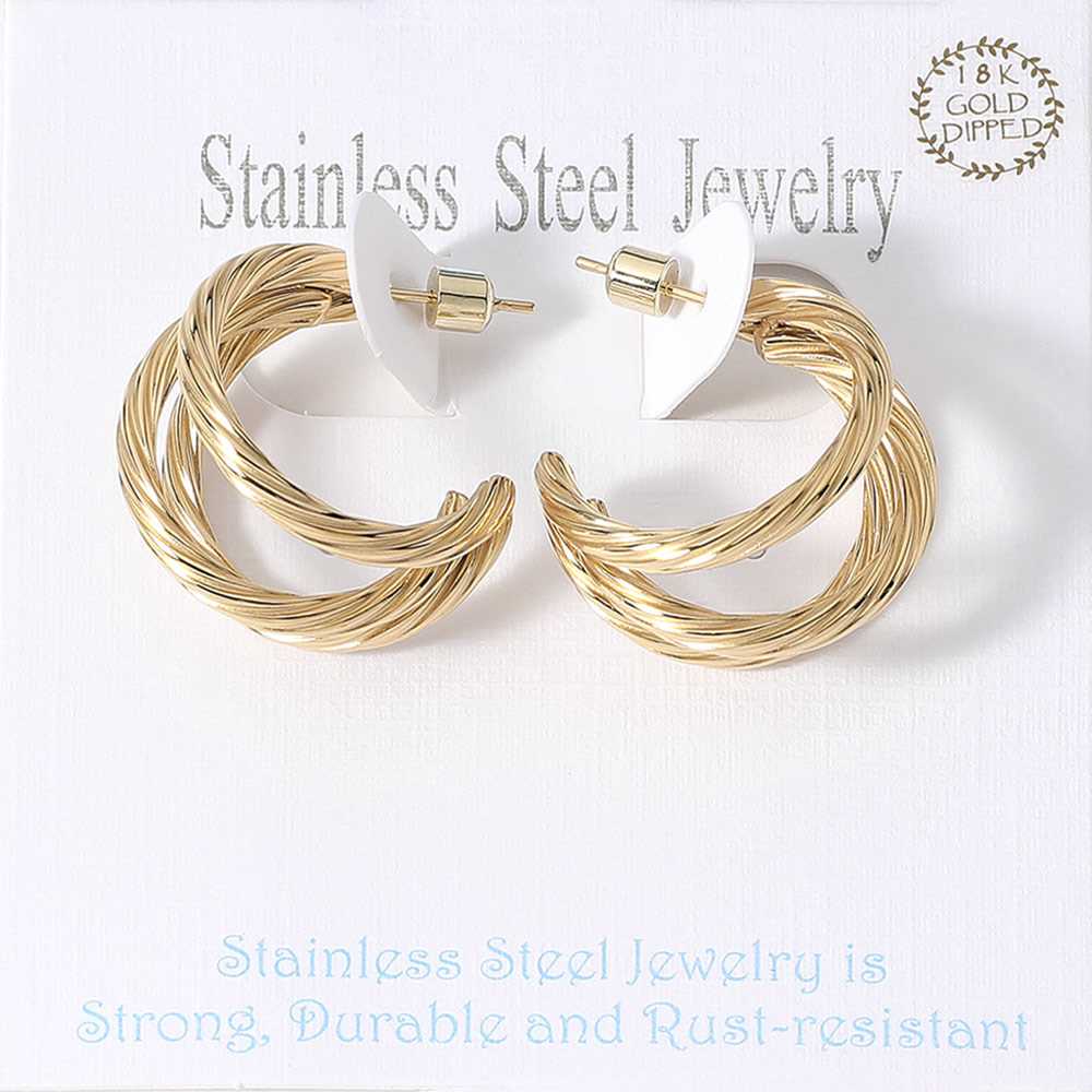 Gold 18K gold dipped stainless steel textured split hoop earrings offer a stylish and versatile addition to any outfit. With the durability and affordability of stainless steel, combined with the elegance of gold, these hoops are the perfect choice for everyday wear. The unique textured design adds a touch of sophistication to any look.