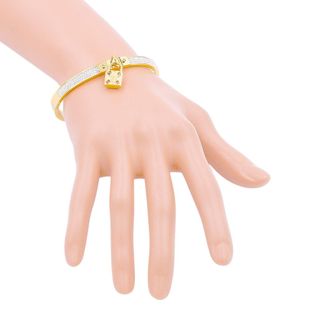 Gold FOREVER LOVE Metal Lock Charm Stainless Steel Evening Bracelet exudes elegance and sophistication. Made of durable stainless steel, it features a charming lock design that symbolises everlasting love. The perfect accessory for any evening event, this bracelet adds a touch of class to any outfit.