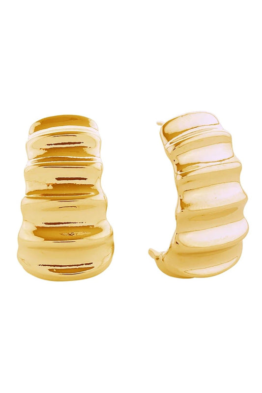 Gold Elegant 14K ribbed wave post earrings featuring a timeless curved design. Crafted from hypoallergenic brass, these earrings are perfect for sensitive skin and everyday wear. With a 2.5cm diameter, they offer a subtle yet sophisticated statement. Lead and nickel compliant for safe, worry-free styling.