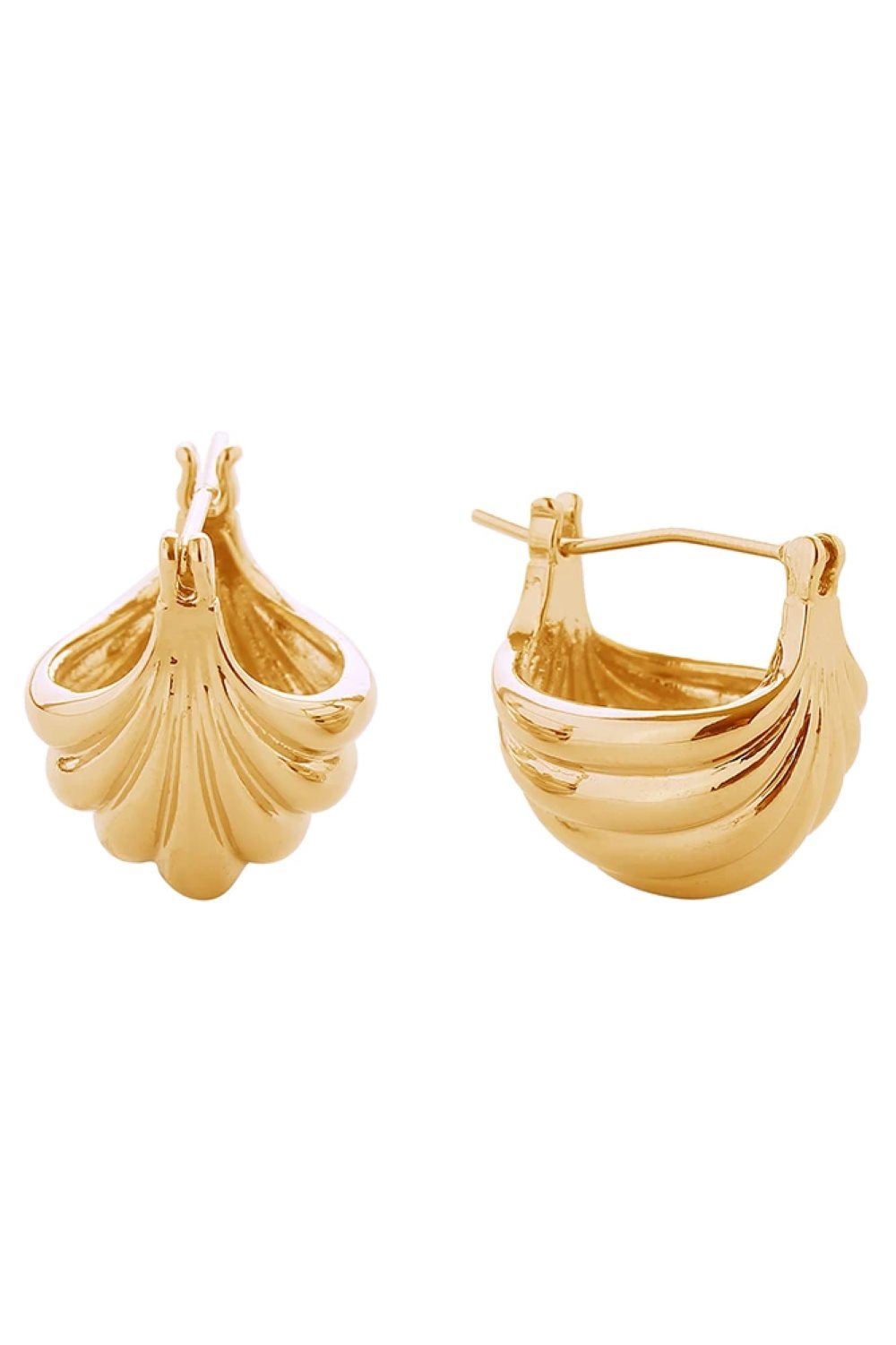 Gold Delicate sea shell pincatch earrings crafted in 14K gold or white gold-dipped brass. These hypoallergenic beauties measure 1.4cm in diameter, making them perfect for everyday elegance. Lead and nickel compliant for sensitive skin. Expertly made in Korea, these timeless pieces bring coastal charm to any look.