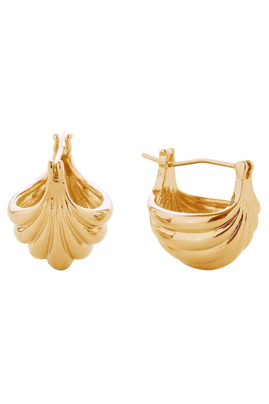 Gold Delicate sea shell pincatch earrings crafted in 14K gold or white gold-dipped brass. These hypoallergenic beauties measure 1.4cm in diameter, making them perfect for everyday elegance. Lead and nickel compliant for sensitive skin. Expertly made in Korea, these timeless pieces bring coastal charm to any look.