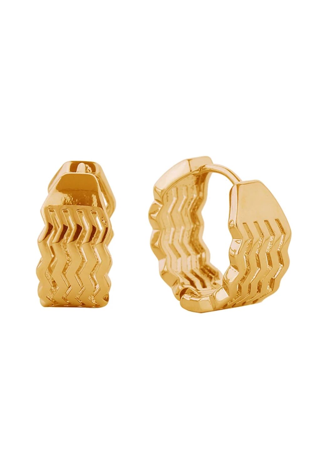 Gold Elevate your everyday look with these stunning 14K Gold/White Gold Dipped Zigzag Huggie Hoop Earrings. Crafted from hypoallergenic brass, these petite hoops feature a chic zigzag design and measure 1.7cm in diameter perfect for a subtle yet sophisticated statement. Made in Korea with meticulous attention to detail, these earrings are lead and nickel compliant, making them ideal for sensitive skin. 