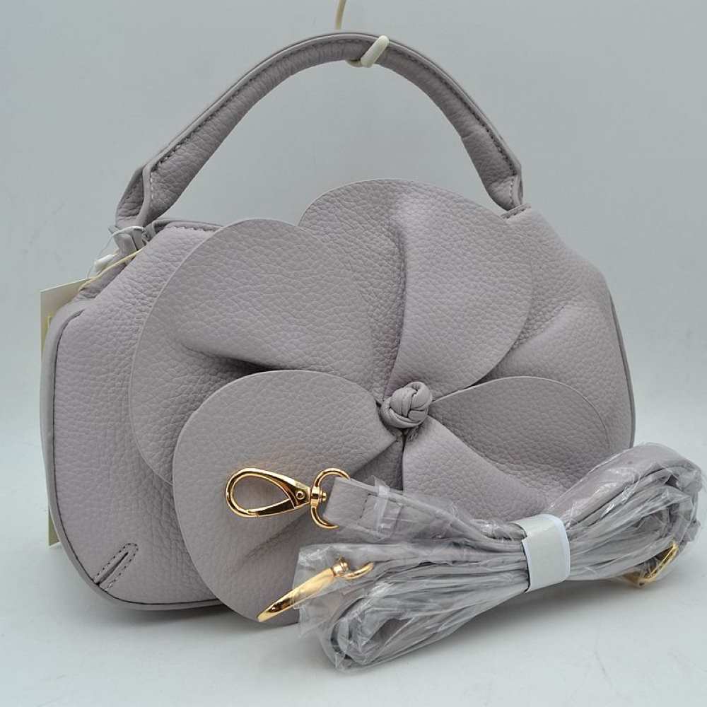 Grey Make a striking fashion statement with this avant-garde pebble-grain handbag. Defined by its dramatic, oversized three-dimensional leather flower overlay on the front panel, this unique bag effortlessly bridges the gap between modern sculptural art and functional everyday luxury.