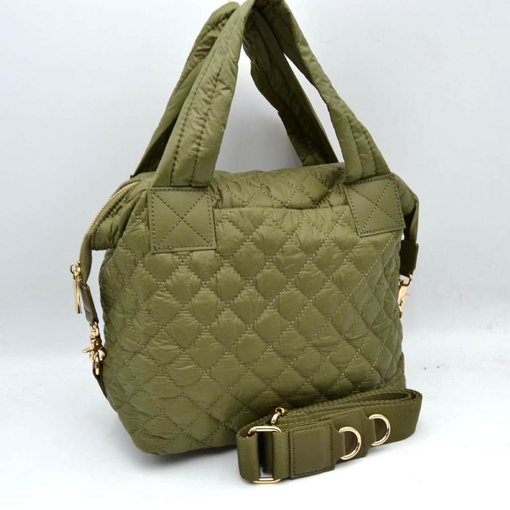 Olive Add a touch of sporty sophistication to your daily rotation with the versatile quilted bag. Combining the popular puffer aesthetic with an organized, compact silhouette, this bag is designed to keep up with your busy lifestyle on the go.