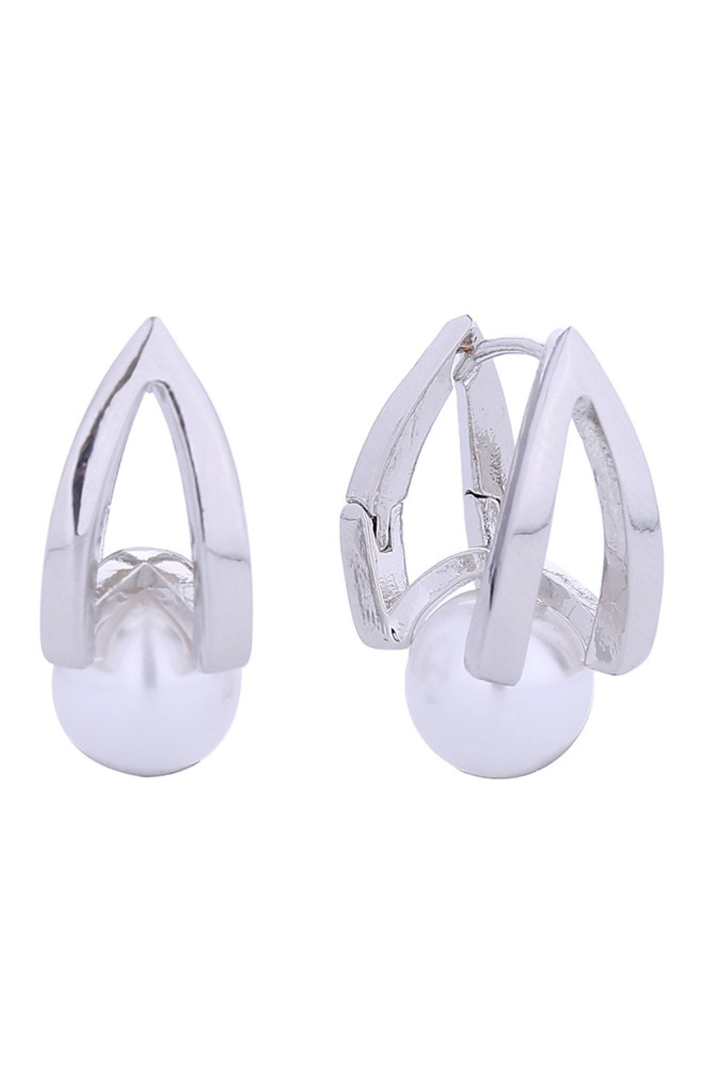 White Gold Delicate cultured pearl huggie earrings with 14K gold and white gold dipping. These compact 1.8cm earrings combine lustrous pearls with hypoallergenic brass construction, ideal for sensitive skin. Certified lead and nickel compliant for worry-free comfort. Handcrafted in Korea, they bring timeless elegance and versatility to your everyday jewelry collection.