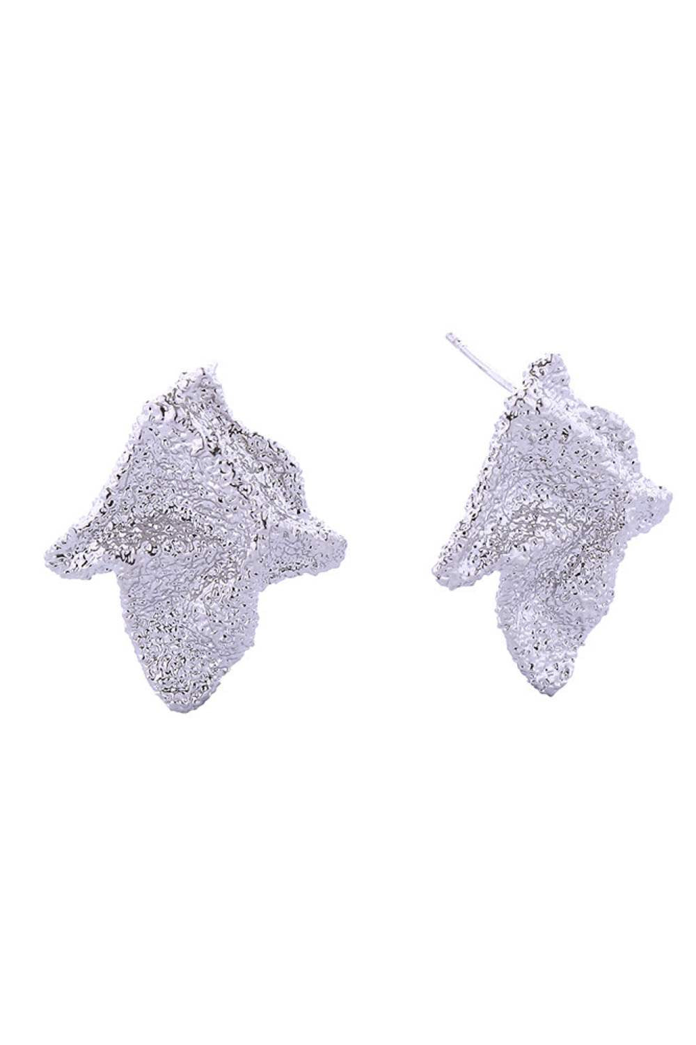White Gold Elevate your everyday look with these stunning 14K Gold/White Dipped Grain Texture Crinkle Post Earrings. Crafted from hypoallergenic brass, these earrings feature a beautiful textured crinkle design that catches the light beautifully. With a generous 2.7cm diameter, they make a subtle yet sophisticated statement. Designed with sensitive skin in mind, they're lead and nickel compliant, ensuring comfort and safety for all-day wear. Perfect for those seeking quality jewelry that combines style with