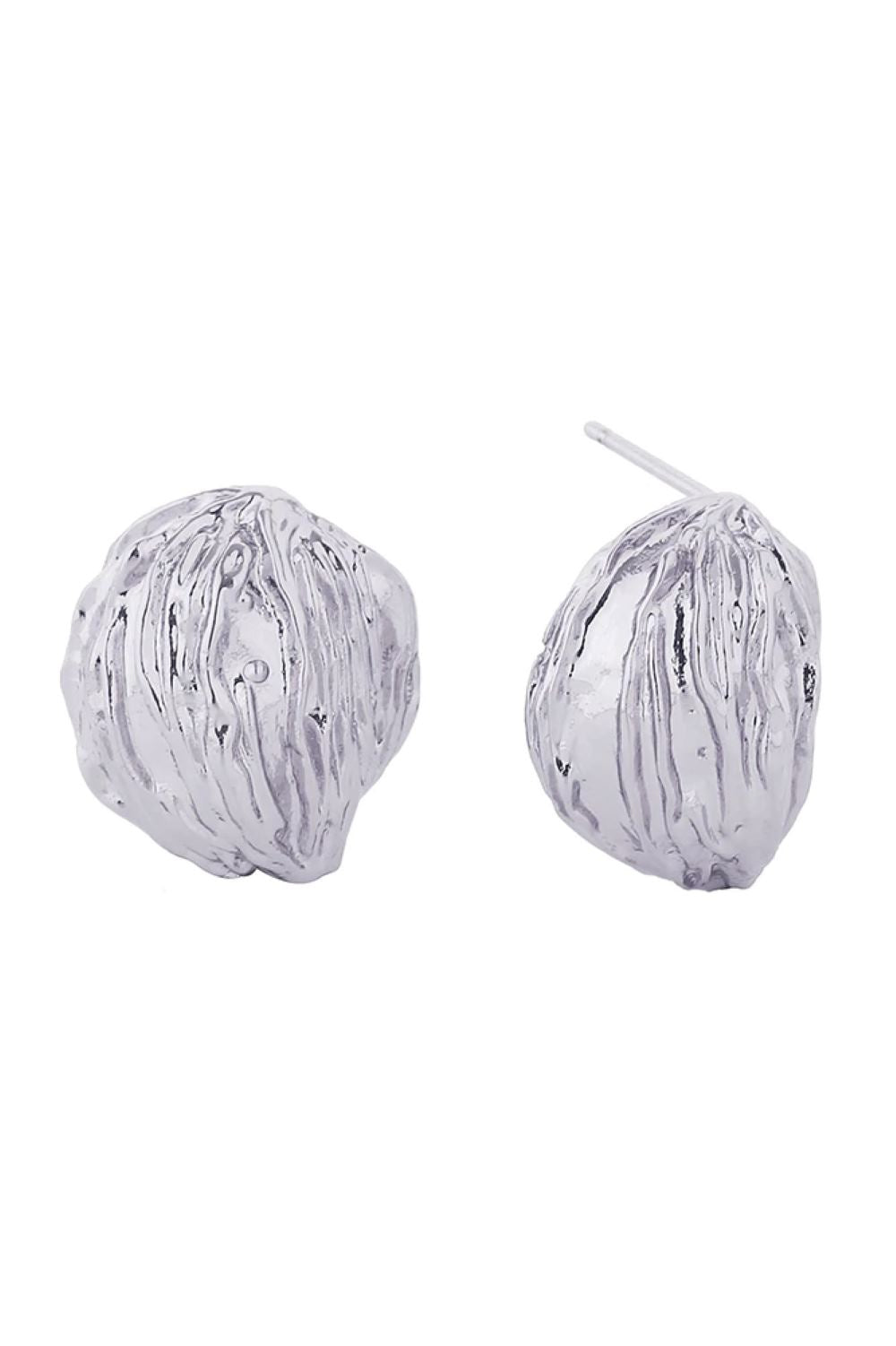 White Gold Elegant shell-inspired post earrings with a refined grooved texture, available in luxurious 14K gold or white gold dipping. Crafted from hypoallergenic brass, these 2cm diameter earrings are perfect for sensitive skin. Lead and nickel compliant for safe, everyday wear. Expertly made in Korea, they combine timeless design with quality craftsmanship.