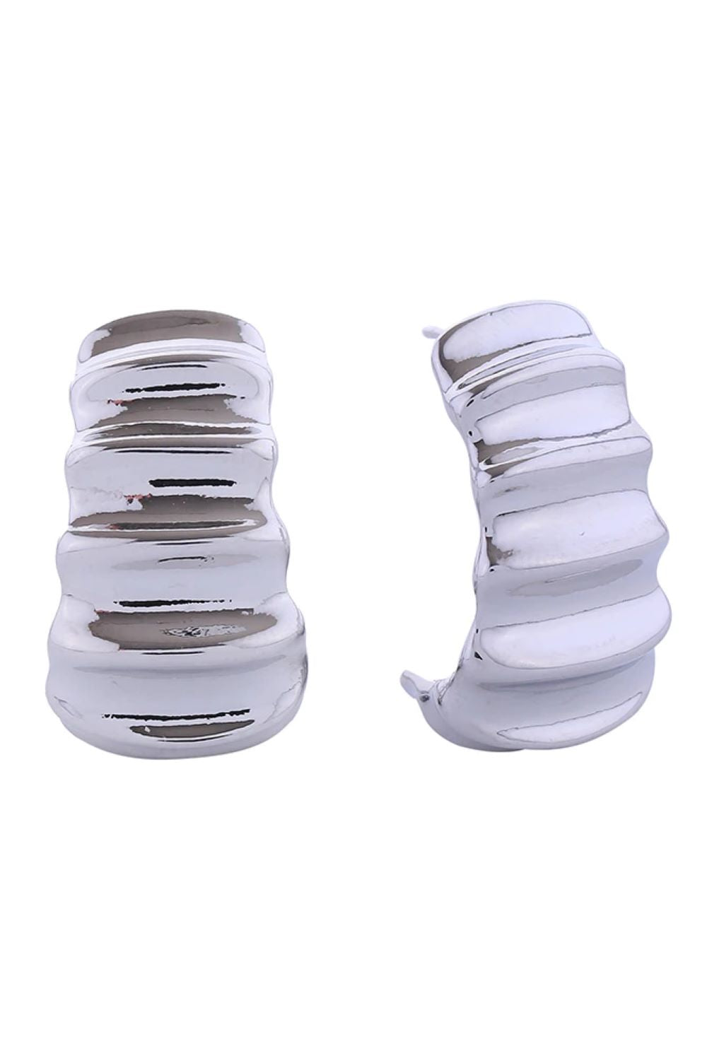 White Gold Elegant 14K ribbed wave post earrings featuring a timeless curved design. Crafted from hypoallergenic brass, these earrings are perfect for sensitive skin and everyday wear. With a 2.5cm diameter, they offer a subtle yet sophisticated statement. Lead and nickel compliant for safe, worry-free styling.