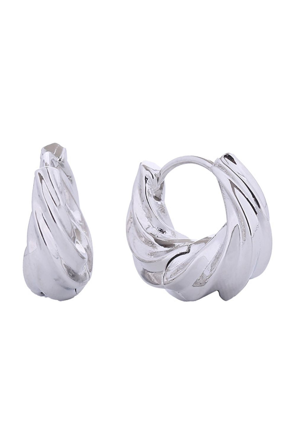Elevate your everyday look with these stunning 14K Gold/White Gold Dipped Twisted Wave Hoop Earrings. Crafted from hypoallergenic brass, these beautifully designed hoops feature an elegant twisted wave pattern that catches the light with every movement. At a delicate 1.7cm, they're the perfect size for versatile styling—wear them solo for understated elegance or layer them with other pieces. Meticulously made in Korea and fully compliant with lead and nickel regulations, these earrings combine quality craft