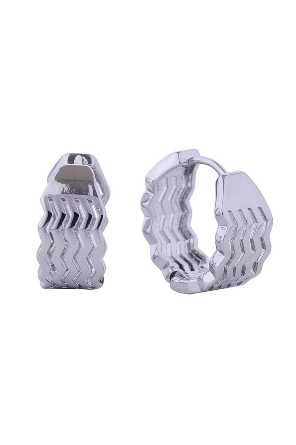 White Gold Elevate your everyday look with these stunning 14K Gold/White Gold Dipped Zigzag Huggie Hoop Earrings. Crafted from hypoallergenic brass, these petite hoops feature a chic zigzag design and measure 1.7cm in diameter perfect for a subtle yet sophisticated statement. Made in Korea with meticulous attention to detail, these earrings are lead and nickel compliant, making them ideal for sensitive skin. 