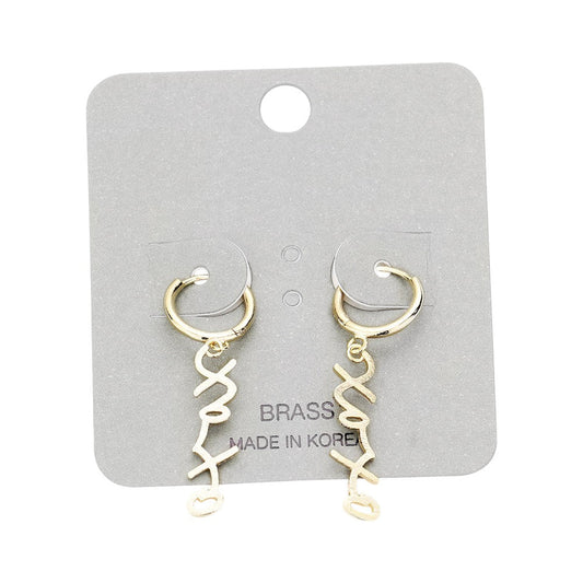 Word Gold XOXO brass metal huggie earrings are the perfect way to add a touch of glam to any outfit. Crafted from high-quality brass, they offer a sleek and stylish design, while the huggie closure ensures a comfortable and secure fit. Elevate your accessory game with these elegant earrings.