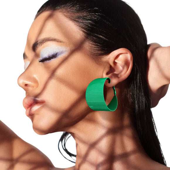 Elevate your style with these Textured Bold Green Metal Hoop Earrings! Crafted with a bold and thrilling texture, these earrings offer a thrilling and adventurous look that will instantly elevate any outfit. Perfect Birthday Gift, Anniversary Gift, Mother's Day Gift, Anniversary Gift, Regalo Cumpleanos, Regalo Navidad
