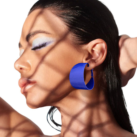 Elevate your style with these Textured Bold Blue Metal Hoop Earrings! Crafted with a bold and thrilling texture, these earrings offer a thrilling and adventurous look that will instantly elevate any outfit. Perfect Birthday Gift, Anniversary Gift, Mother's Day Gift, Anniversary Gift, Regalo Cumpleanos, Regalo Navidad
