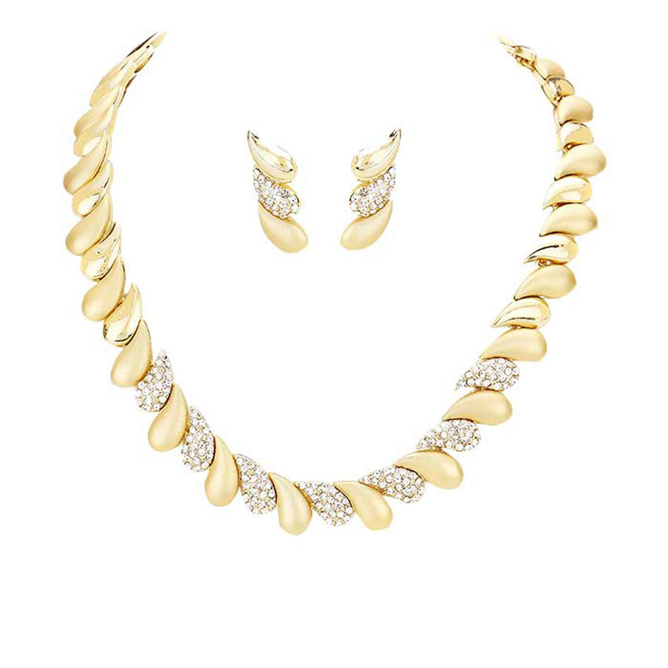 Gold Oblique Rhinestone Pave Teardrop Detail Collar Necklace. These gorgeous rhinestone pieces will show your class in any special occasion. The elegance of these Stone goes unmatched, great for wearing at a party! stunning jewelry set will sparkle all night long making you shine like a diamond. Perfect jewelry to enhance your look. Awesome gift for birthday, Anniversary, Valentine’s Day or any special occasion.