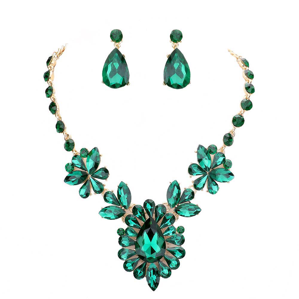 Green Teardrop Stone Cluster Evening Necklace is an excellent jewelry set that will sparkle all night long making you shine like a diamond. This stunning jewelry set will make you stand out from the crowd on any special occasion and show your perfect class. 